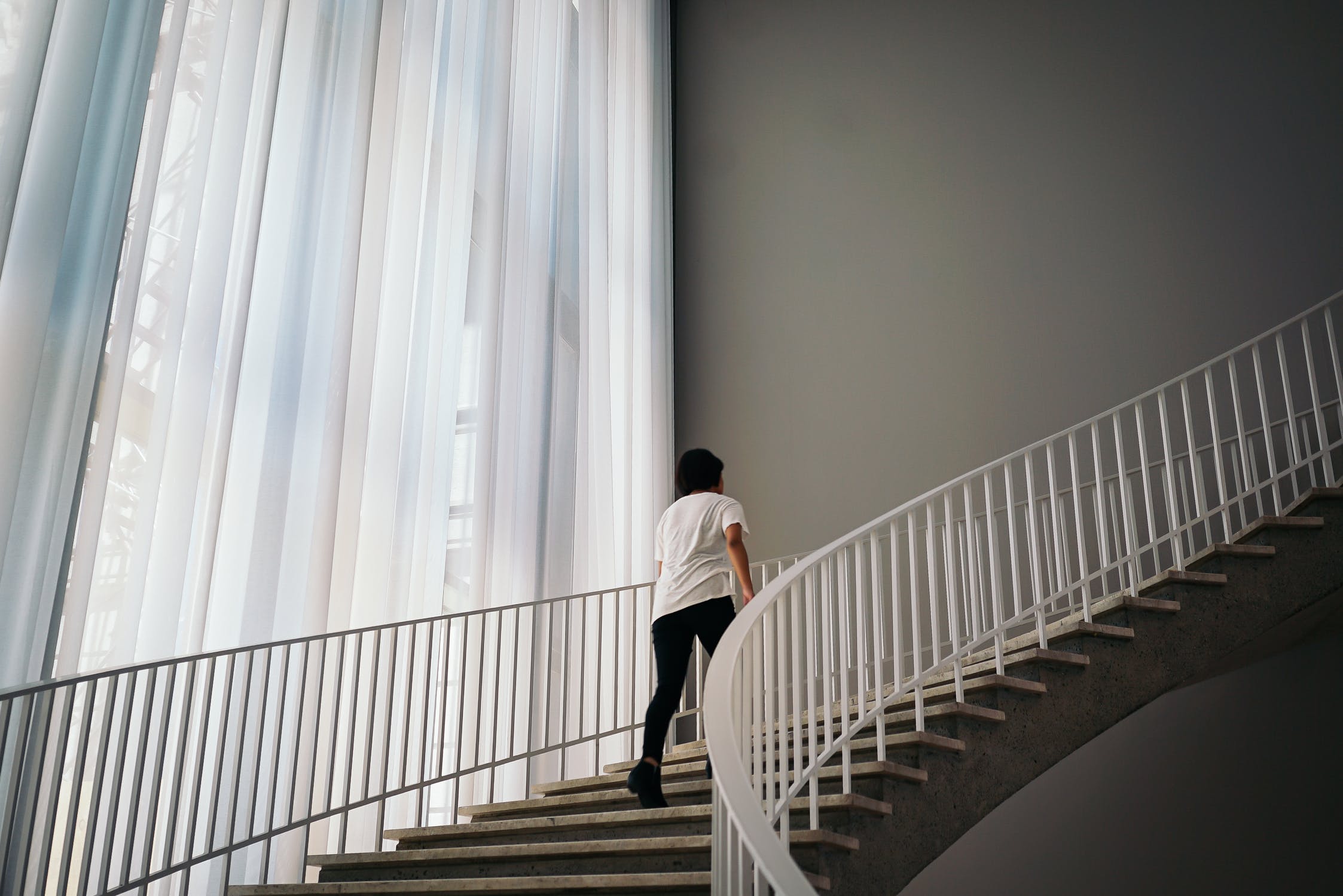 un_filet_de_protection_escalier_blanc